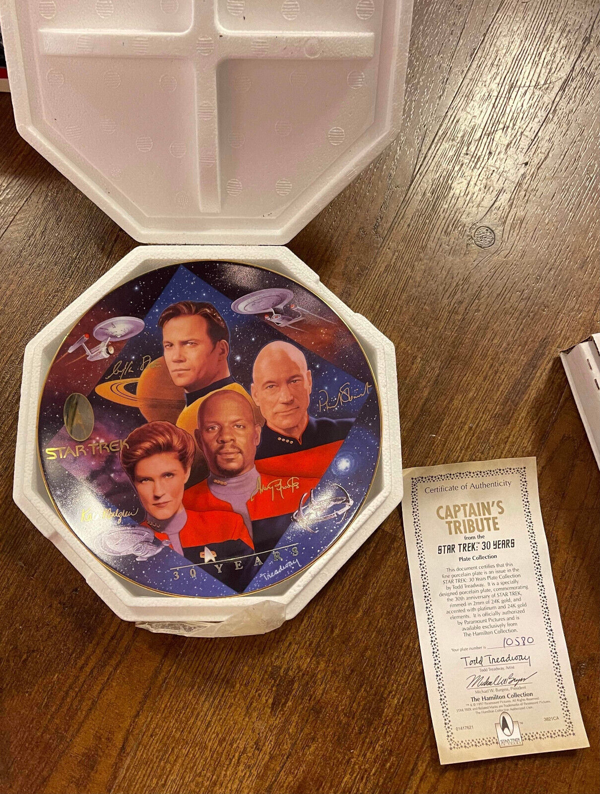 Star Trek Captain's Tribute commemorative plate The Hamilton Collection