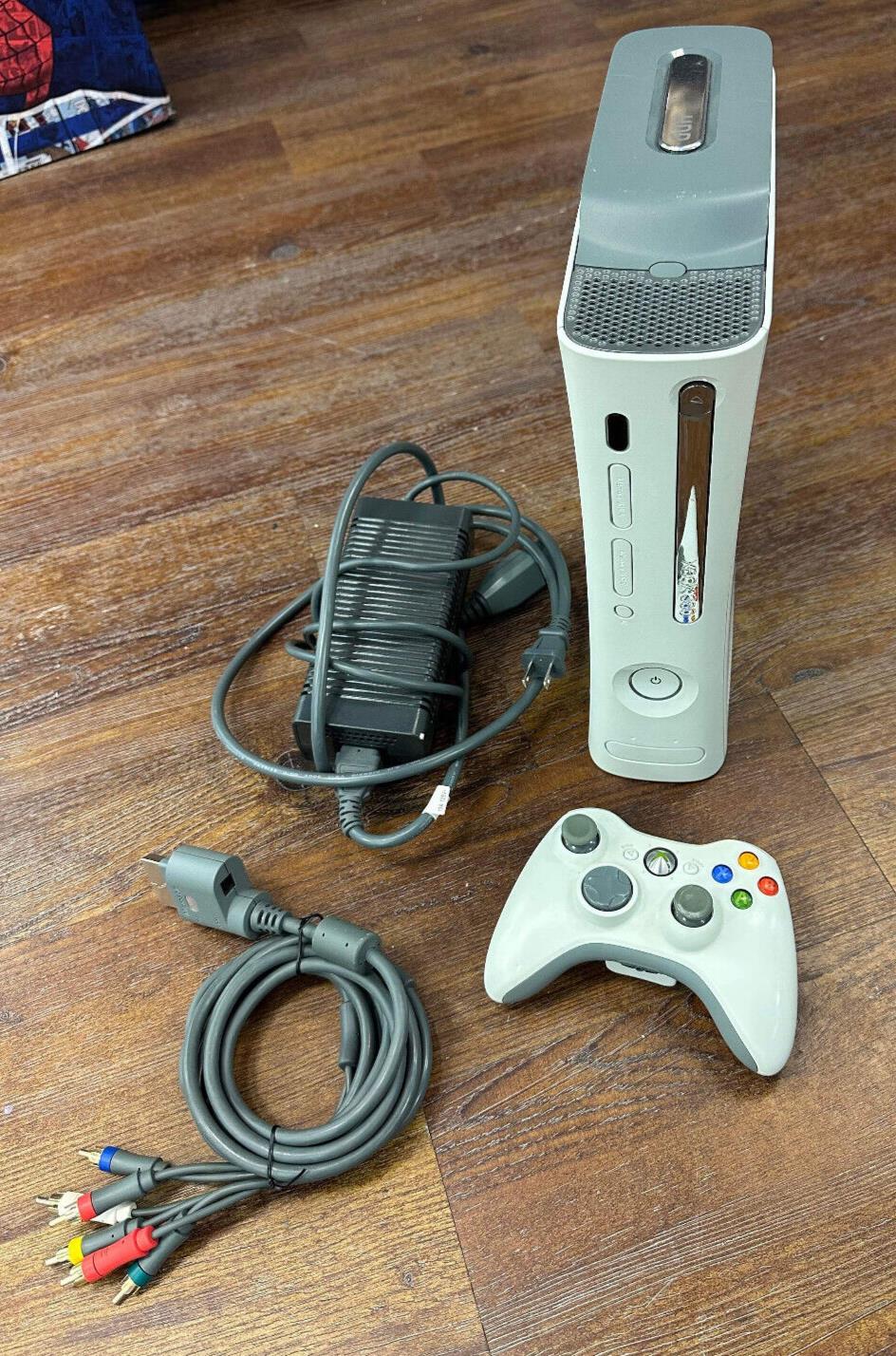 Xbox 360 White Console Bundle Controller Cables / Microsoft